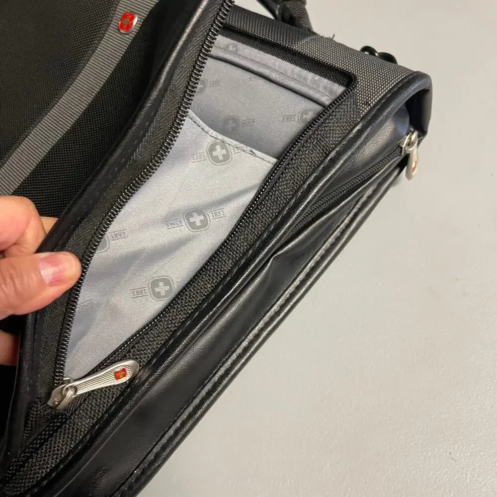 NWT Wenger SwissGear The ELANTRA Laptop Messenger Bag 13